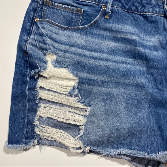 Good American 100% Cotton Bombshell Cutoff Distressed Jeans Shorts NWT Size 24 - Picture 9 of 15